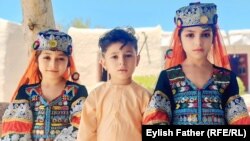 پنځه کلن الیاس له خپلو خویندو سره 
