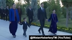 Dabara prezident Serdar Berdimuhamedow hem maşgala agzalary bilen gatnaşdy.