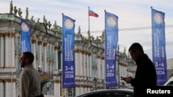 Рекламные вывески ПМЭФ-2026 на фоне Эрмитажа