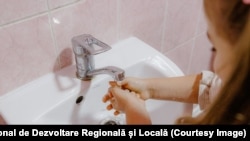 Fetiță, la grădinița din Clocușna, raionul Ocnița, unde recent a fost dată în exploatare rețeaua centralizată de aprovizionare cu apă, septembrie 2026
