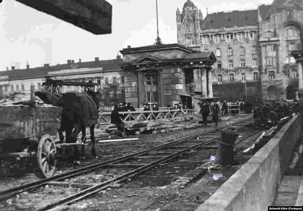 1914: munkálatok a Lánchídon. A háttérben az Art Nouveau sítlusú Gresham-palota látható, amelyben ma Budapest egyik legfényűzőbb szállodája található.