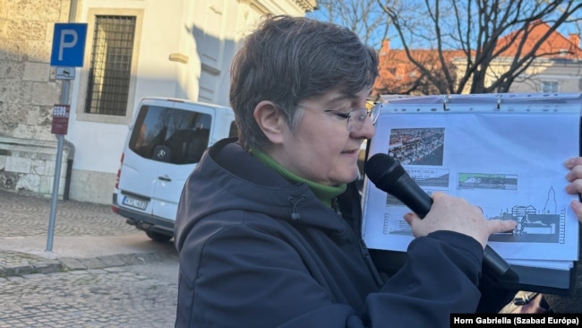 Az I. kerület korábbi polgármestere, jelenleg önkormányzati képviselője V. Naszályi Márta sétát szervezett a Várnegyedben, hogy megmutassa, ott hogyan költötték a milliárdokat az MNB alapítványai ingatlanberuházásokra