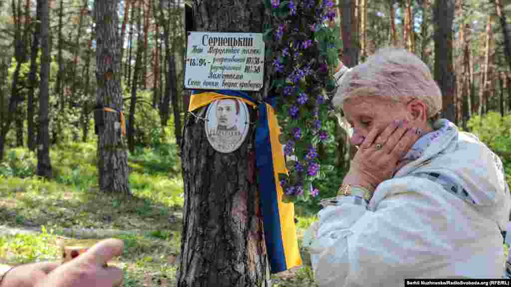 Онука Ольга Піддубна-Сарнецька біля таблички з прізвищем її діда.Лише в 2014 році сімя дізналась де місце розстрілу і поховання&nbsp; 