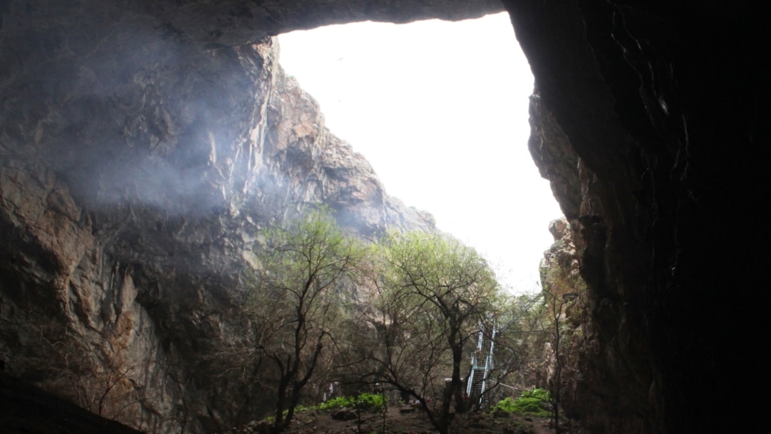 Екі кеуделі лесбиянка сүйісіп жатыр