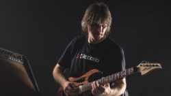 Mike Vlahopol – Singurul chitarist român care construiește chitare