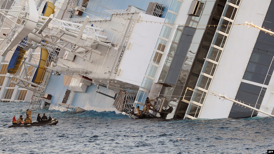 У затонувшего лайнера Costa Concordia 
