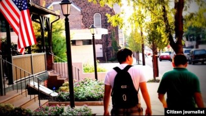 Біреуі аяғын сүйіп жатқанда Заттар бар жатырдың порно видеосы