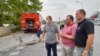 Директорот на ЦУК Стојанче Ангелов со градоначалникот на Кисела Вода Филип Темелковски пред фабриката Охис каде што изби пожар,05.08.2021