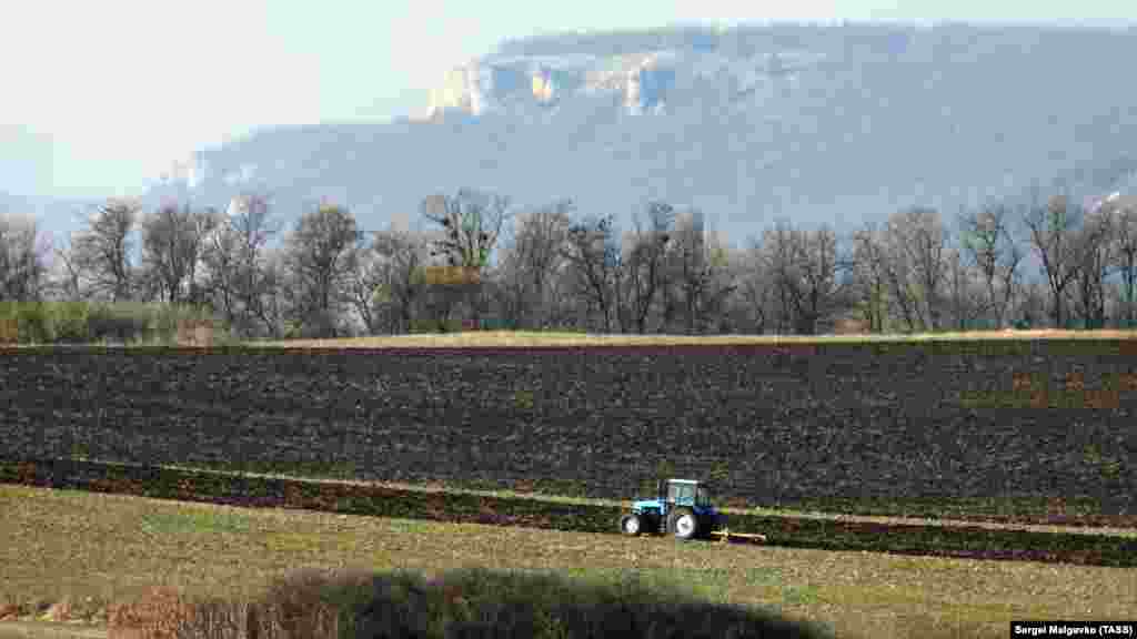 Трактор на пашне в окрестностях села Клиновка Симферопольского района