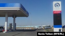 "ҚазМұнайГаз" компаниясының автокөлік отынын құю бекеті. Ақтау, 20 тамыз 2014 жыл.