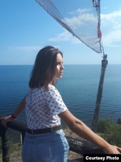 Одни из первых изменений после аннексии начали внедрять в крымских школах – убирать упоминания Украины в позитивном ключе, говорит девушка