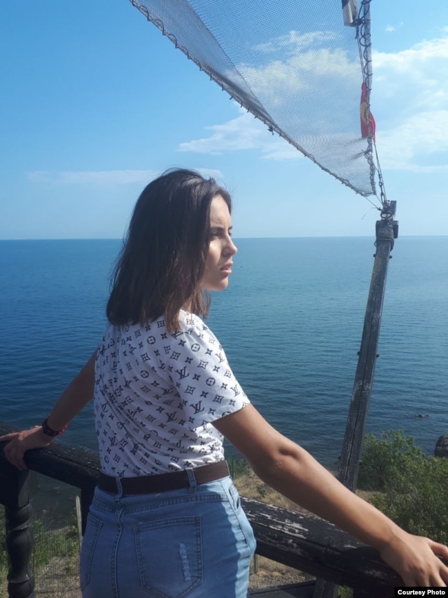 Одними з перших змін після початку окупації, які стали запроваджувати в школах окупованого Криму, було вилучення будь-яких позитивних згадок про Україну, каже дівчина