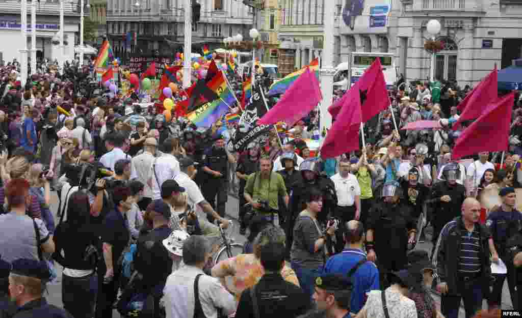 Parada ponosa u Zagrebu 19. jun 2010. , FOTO: ZOOMZG - Ovogodišnja manifestacija, koja je održana pod sloganom "Hrvatska to može progutati", okupila je oko 600 učesnika koji su došli da podrže pravo homoseksualaca na različitost. Povorku, koja je šetala ulicama Zagreba, obezbjeđivalo je oko 200 policajaca, 20-ak kombija i desetak automobila. Na Trgu bana Jelačića povorka se susrela sa predstavnicima Hrvatske čiste stranke prava, koji su organizovali kontraskup, ali nije došlo do fizičkih sukoba.