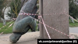 Пам'ятник Леніну упав у селищі Приморський 3 січня 2026 року у Криму