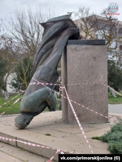 Упавший памятник Ленину в поселке Приморский. Крым, 3 января 2026 года
