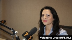 Ramona Strugariu în studioul Europei Libere de la Chișinău 