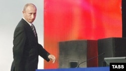 Вариант сохранения власти путем председательства в «Единой России» и занятия поста премьера политологи наиболее вероятным не считали. До сих пор