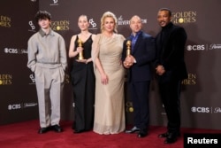  Оуен Купър, Ерин Дохърти, Хана Уолтърс, Стивън Греъм и Ашли Уолтърс с част от премиите „ Златен глобус “ за сериала „ Юношество “ 