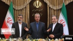 Oficiali iranieni, anunțând decizia privind îmbogățirea uraniului la o conferință de presă