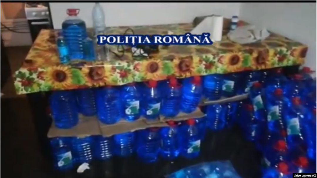 Captură de pe filmarea poliției care a descins la domiciliile celor care vindeau lichidul de parbriz pe post de spirt 