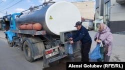 Locuitorii din Bălți pot lua apă de la cisternele care circulă prin oraș conform unui orar.