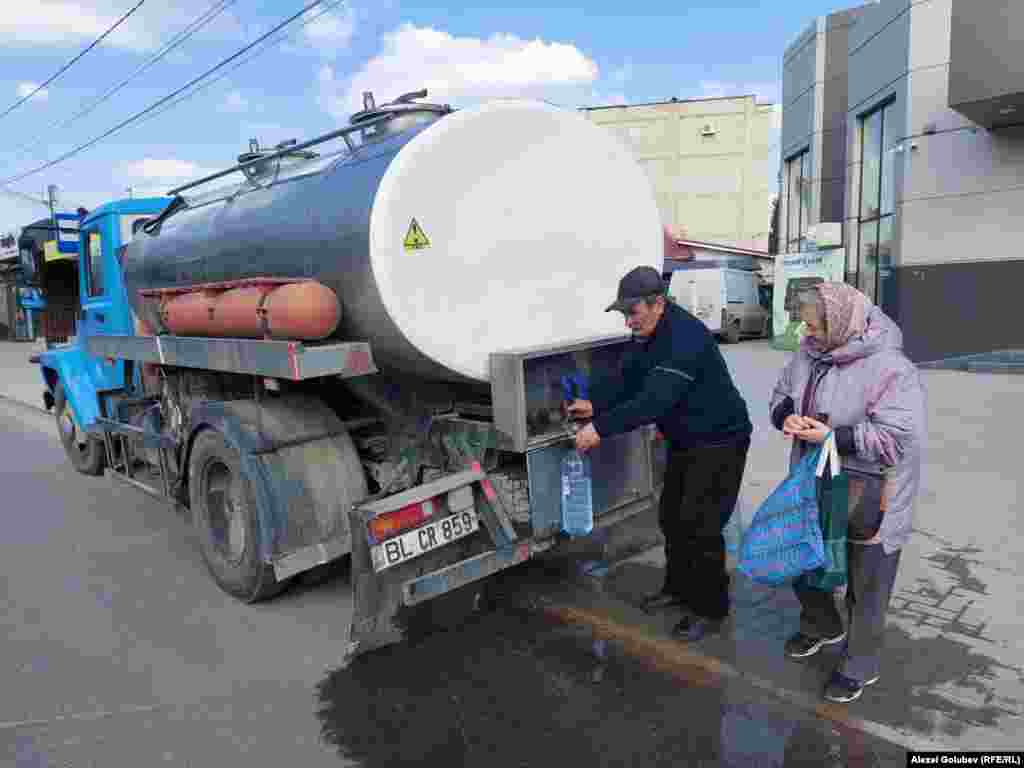 Як повідомляє Молдовська служба Радіо Свобода, люди стоять у чергах до криниць, купують бутильовану воду та чекають на цистерни з водою, які розвозять містом за графіком. На фото люди набирають воду в пляшки в Бєльцях, 16 березня 2026 року