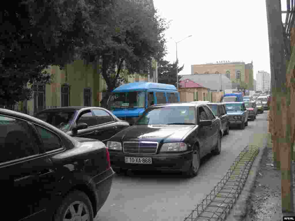Yeni tikilən körpülərin yanında tıxaca günün istənilən saatında rast gəlinir