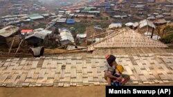 Pamje nga kampet e myslimanëve Rohingya në Bangladesh.