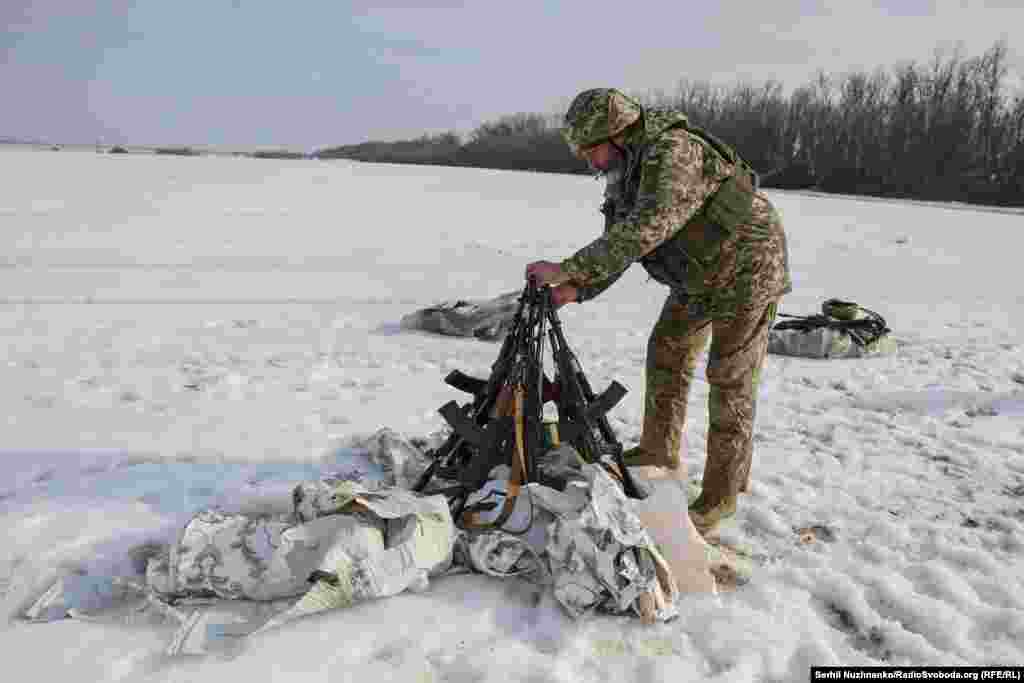 Українські бійці кажуть, що російські війська змінили тактику: часто намагаються проникати вглиб позицій невеликими групами, іноді пересуваючись мотоциклами. Однак інженерні пастки змінюють хід бою: після їх подолання або підриву наступ зупиняється, а самі військові стають вразливими цілями для українських операторів дронів та артилерії