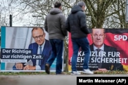 Posterët e kandidatëve kryesorë të zgjedhjeve në Gjermani - Friedrich Merz i CDU-së (majtas), dhe kancelari gjerman, Olaf Scholz i SPD-së (djathtas), në një rrugë në Duseldorf, Gjermani, shkurt 2025.