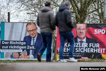 Posterët e kandidatëve kryesorë të zgjedhjeve në Gjermani - Friedrich Merz i CDU-së (majtas), dhe kancelari gjerman, Olaf Scholz i SPD-së (djathtas), në një rrugë në Duseldorf, Gjermani, shkurt 2025.