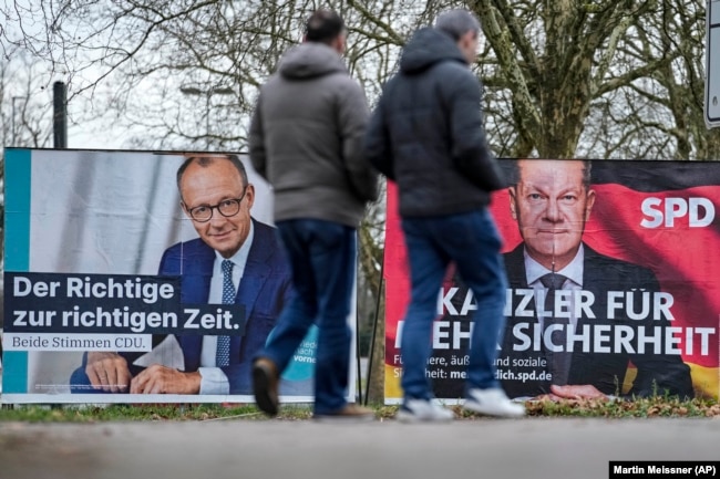 Posterët e kandidatëve kryesorë të zgjedhjeve në Gjermani - Friedrich Merz i CDU-së (majtas), dhe kancelari gjerman, Olaf Scholz i SPD-së (djathtas), në një rrugë në Duseldorf, Gjermani, shkurt 2025.