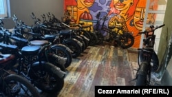 Intrarea într-o casă din zona Obor (București) în care locuiesc 40 de livratori din Bangladesh și Etiopia.