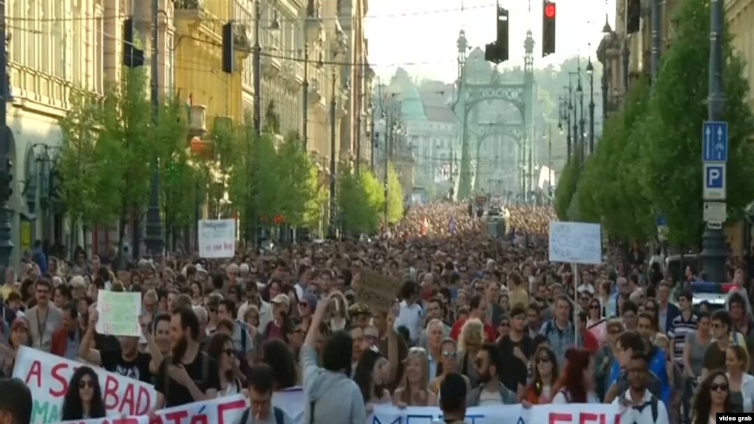 Демонстрация в защиту университета, открытого Соросом в Будапеште (2 апреля 2017 г.)