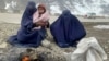 دو تن از زنان نیازمند و یک کودک در کابل 