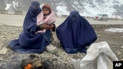 دو تن از زنان نیازمند و یک کودک در کابل 