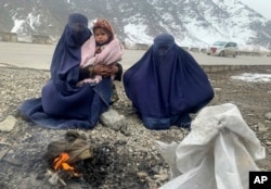 دو تن از زنان فقیر در کابل