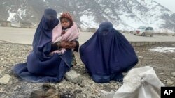 دو تن از زنان فقیر در کابل 