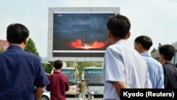 Жители Северной Кореи наблюдают за запуском ракеты, август 2017 года.