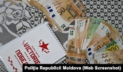 Блакноты і грошы, знойдзеныя паліцыяй падчас вобшукаў ва ўдзельнікаў сеткі Ілана Шора