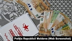 Potrivit autorităților, peste 15 milioane de dolari ar fi fost transferați către circa 130.000 de cetățeni moldoveni, iar printre ei ar putea fi și funcționari electorali. Imagine publicată de Poliție de la una din percheziții.