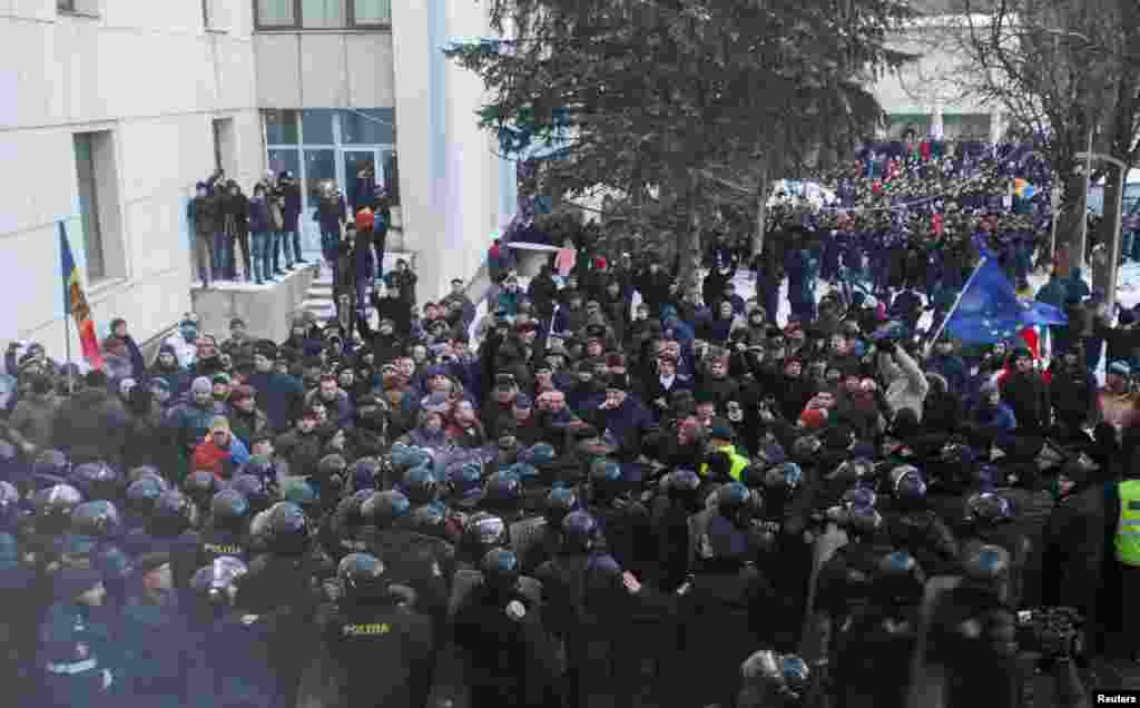 Protestatarii în confruntare cu Poliția în preajma Parlamentului la Chișinău