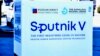 Росія навіть на пакуванні своєї вакцини не забуває з пропагандистською метою нагадати, що вона стала «першою зареєстрованою» – не згадуючи, що реєстрацію здійснили без належних випробувань