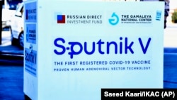 Росія навіть на пакуванні своєї вакцини не забуває з пропагандистською метою нагадати, що вона стала «першою зареєстрованою» – не згадуючи, що реєстрацію здійснили без належних випробувань