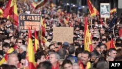 تظاهرات در مادرید در اعتراض به قانون عفو عمومی که نخست‌وزیر اسپانیا پیگیر آن است. شعار معترضان: «هفت رأی؛ اسپانیا برای فروش»