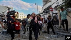 Palestinske porodice bježe iz svojih domova nakon izraelskih zračnih napada u gradu Gaza, centralni pojas Gaze, utorak, 17. oktobar 2023.