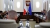 General Vjeslav Kukula, načelnik Generalštaba Oružanih snaga Poljske, sluša dok premijer Poljske govori na vanrednom sastanku vlade, zajedno sa vojnim i službama za vanredne situacije, nakon povrede poljskog vazdušnog prostora tokom ruskog napada na Ukrajinu, 10. septembra 2025.