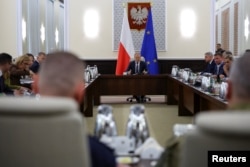 Прем'єр-міністр Польщі Дональд Туск проводить позачергове засідання уряду після порушення польського повітряного простору російськими безпілотниками. Варшава, Польща, 10 вересня 2025 року