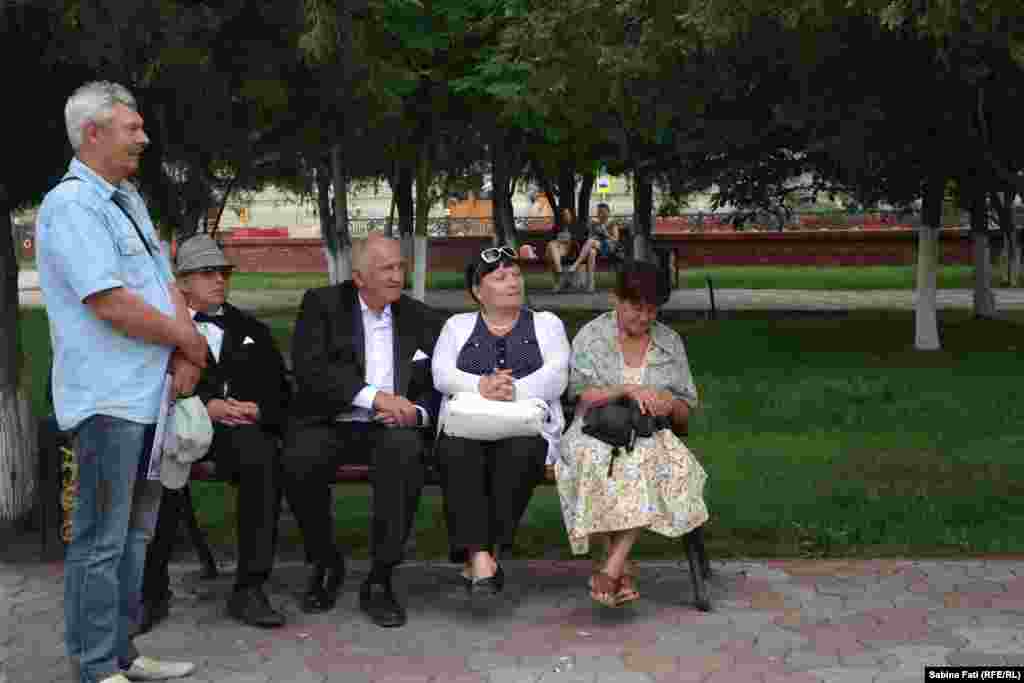 Kerci, Crimeea, Ucraina 2016. Spectatori în parcul din fața Teatrului Pușkin, oamenii urmăresc un poet local recitând o poezie dedicată limbii ruse