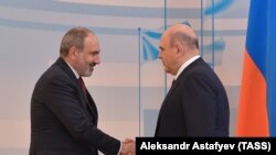 Премьер-министры Армении и России - Никол Пашинян (слева) и Михаил Мишустин (архивное фото)